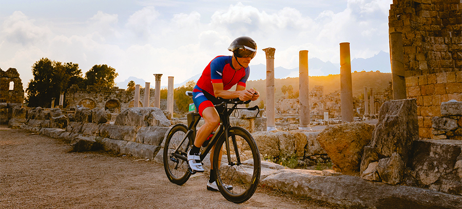 Un viaje interminable de exuberantes bosques, ciudades históricas y costas turquesas... así es recorrer La Riviera Turca en bicicleta